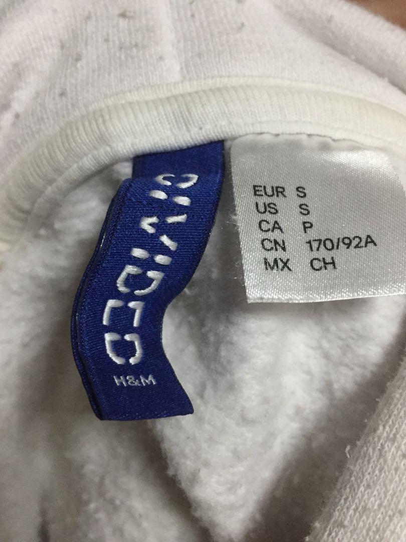 H&M Hoodie (Category: Coats, Jackets and Outerwear) located in Quezon City. Submitted by simoneaudrey (Listing ID 1007235749, Image 3). Description: •Can fit small- medium • perfect for oversized ❤️ •manage your expectations- preloved items •no exchange no return •signs of use .