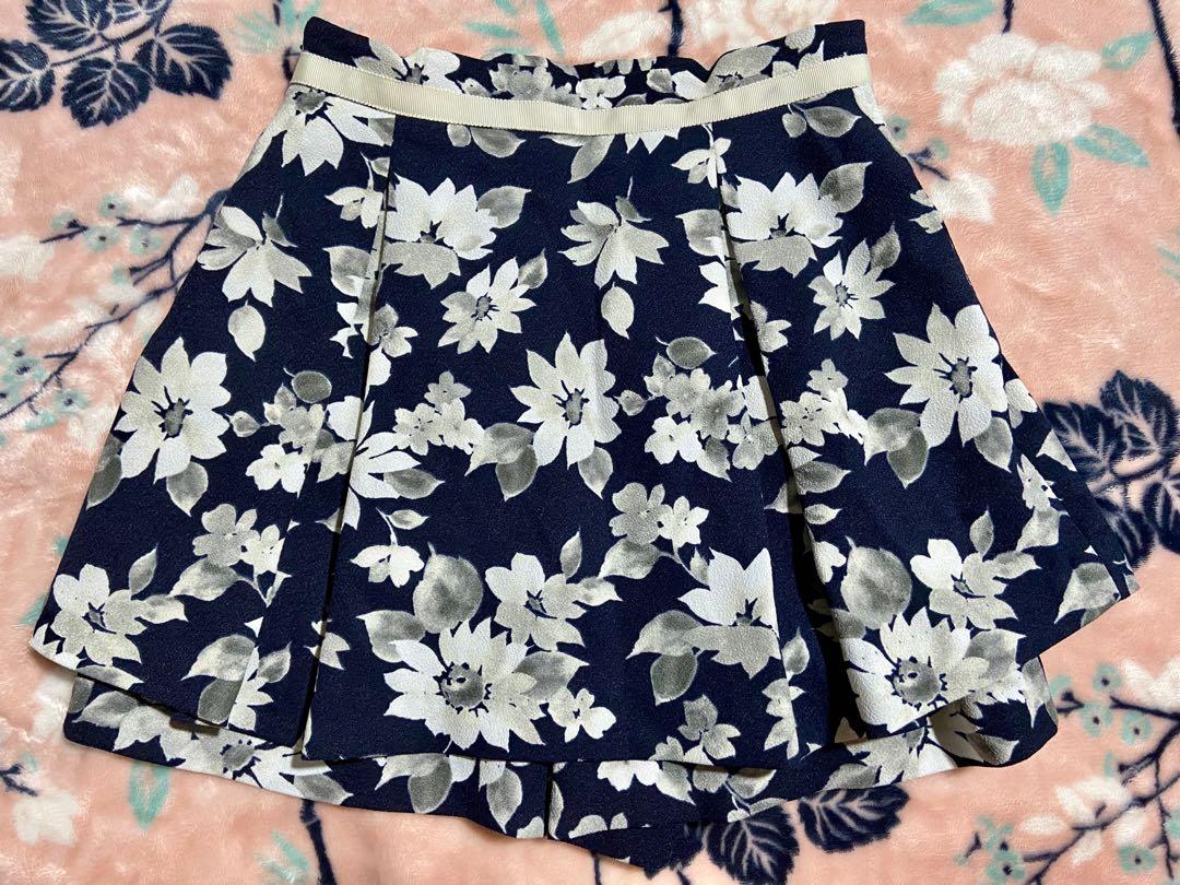 Misch Masch Navy Blue Floral Short (Category: Dresses) located in Pasay City. Submitted by pinkpuff (Listing ID 1007218092, Image 2). Description: Brand new without tags 10/10 condition Waistline is 12 inches when laid flat Japanese brand It’s actually a pair of shorts that looks like skirt when you wear it Very very pretty in actual Last two photos are for your price reference Perfect for your OOTD’s! No return no exchange .