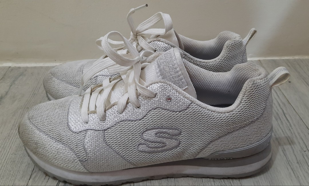 white sneakers sketchers