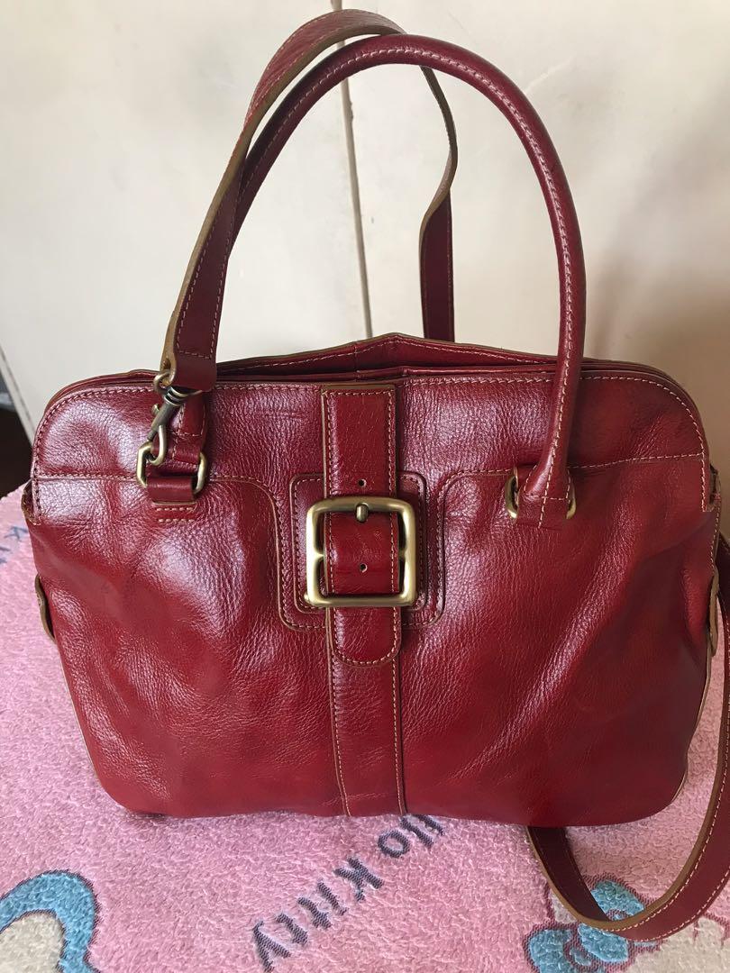 Two way bag (Category: Tote Bags) located in San Juan City. Submitted by bhingo (Listing ID 1007080460, Image 1). Description: Pure leather no issue Signs of used only Three compartments Very good condition Two way sling/hand bag .