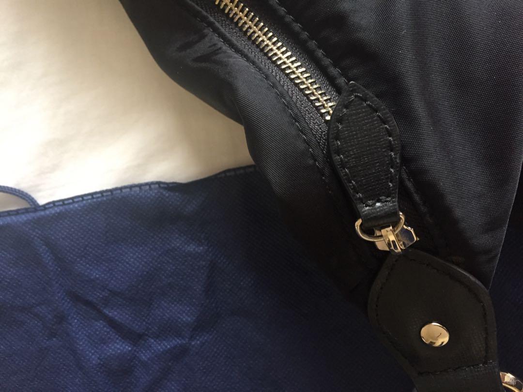 Used Brics Bag (Category: Luxury Bags & Wallets) located in Quezon City. Submitted by auibee (Listing ID 1007169471, Image 3). Description: Selling my slightly used (2-3x only) Brics bag bought from abroad (made in Italy); RFS: de-cluttering Dimensions of bag are as follows -- - Width: 40 cm (15.75 inches) - Height: 28 cm ( 11inches) .