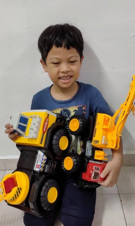 Big size toy truck, Hobbies & Toys, Toys & Games on Carousell