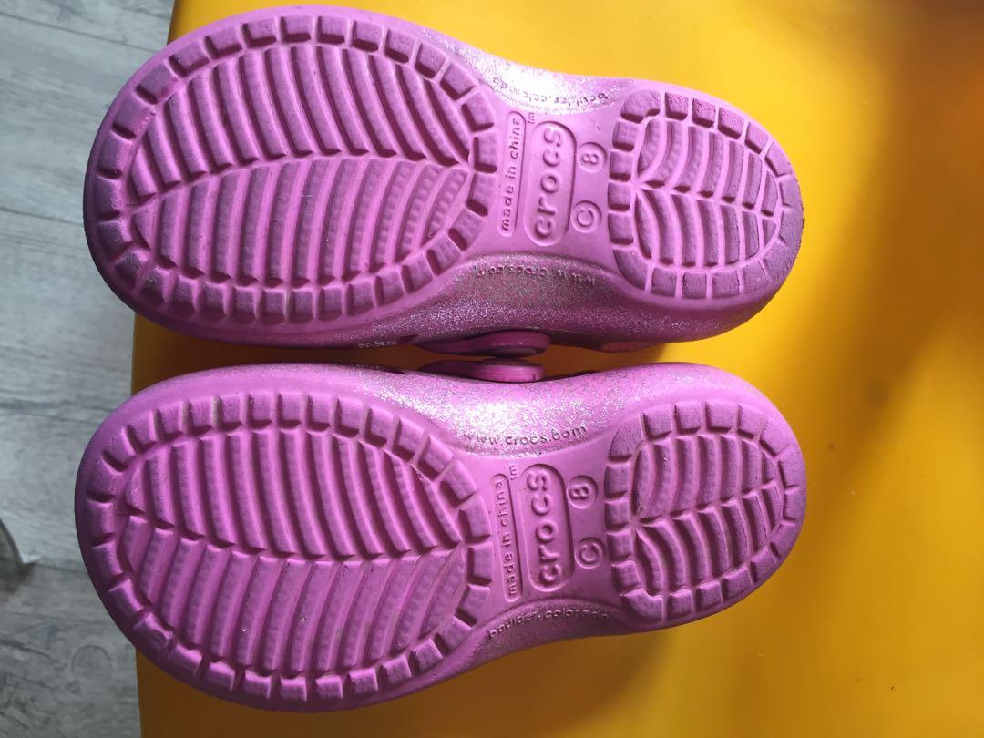crocs (Category: Babies & Kids Fashion) located in Paranaque City. Submitted by arieldyson (Listing ID 1007339670, Image 3). Description: good conditions, malinis na. nabawsan na ang gliters sa front. tsize c8 (inn sole 16cm) super tibay, kahit ilan kids pa ang gagamit sa tibay ng cros. meetup: amaia steps, sucat. front of manila memorial..