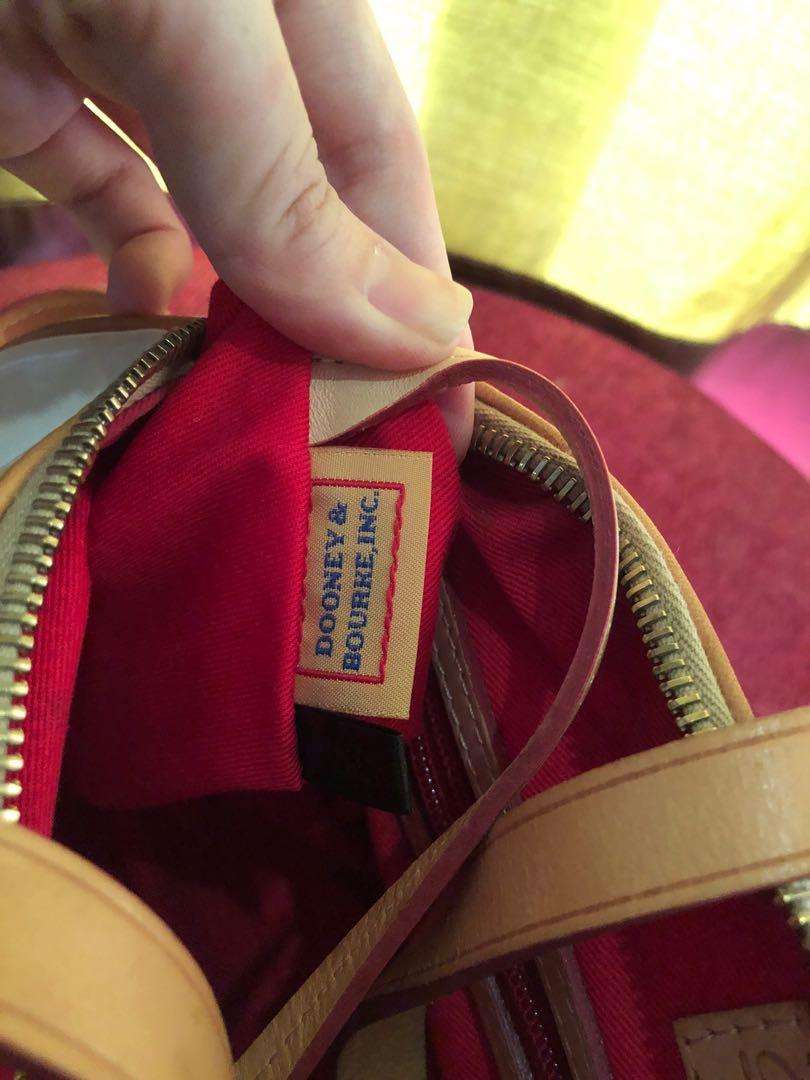 Dooney & Bourke Handbag ✨ (Category: Luxury Bags & Wallets) located in Mandaluyong City. Submitted by cambeeb (Listing ID 1007400803, Image 3). Description: Original Dooney & Bourke Handbag ✨ -NEVER been used (almost as good as new) -Minor flaws (inside) -Used as handbag or sling bag -Color: Pearl white -Bought in the U.S -Selling for P4000 + sf R.S Decluttering Don’t hesitate to message me for questions. 😊.
