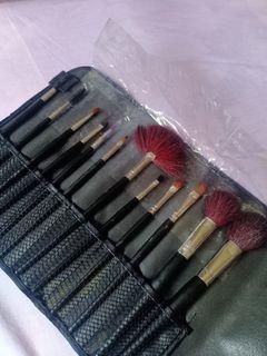 30RB! Kislene brush set with case. FREE LIPSTIK DAN BONUS LAIN
