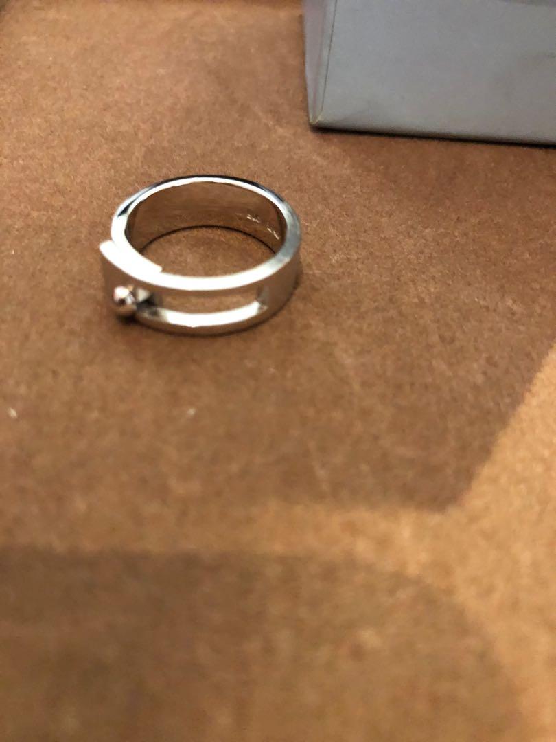 Silver ring （分類：手鍊）位於 Hong Kong。 由 vitc2016 提交（商品編號 1003935147，圖片 3）。簡介： Pure silver Brand new Bought in Harvey Nichols UK with original box。
