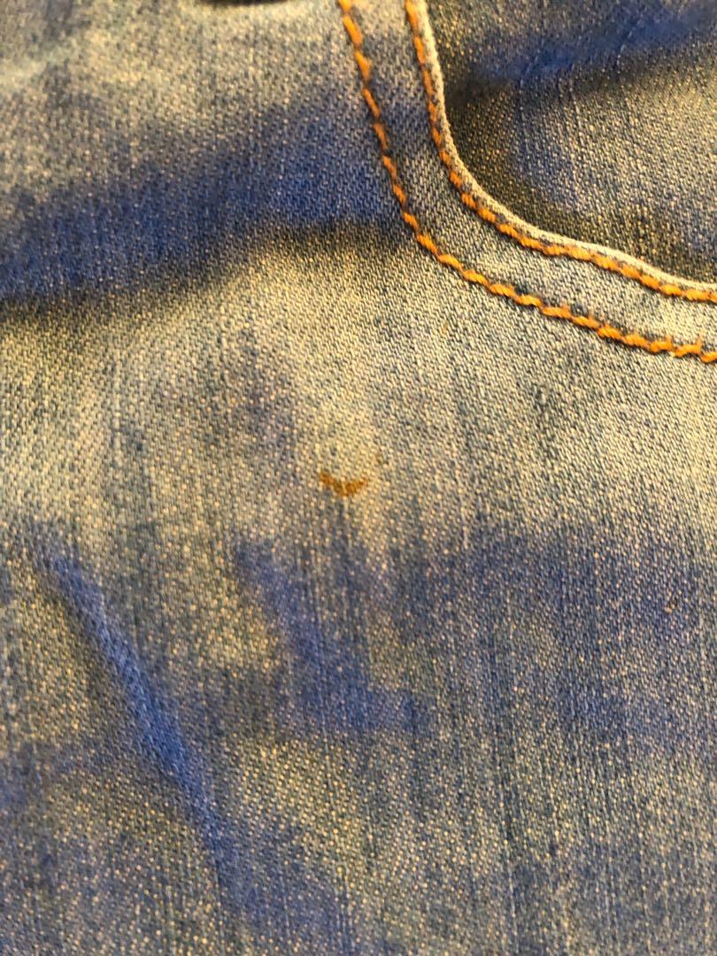 Stradivarius high waisted shorts (Category: Shorts) located in Muntinlupa City. Submitted by geepee21 (Listing ID 1003895552, Image 3). Description: 8/10 condition Has a small stain .