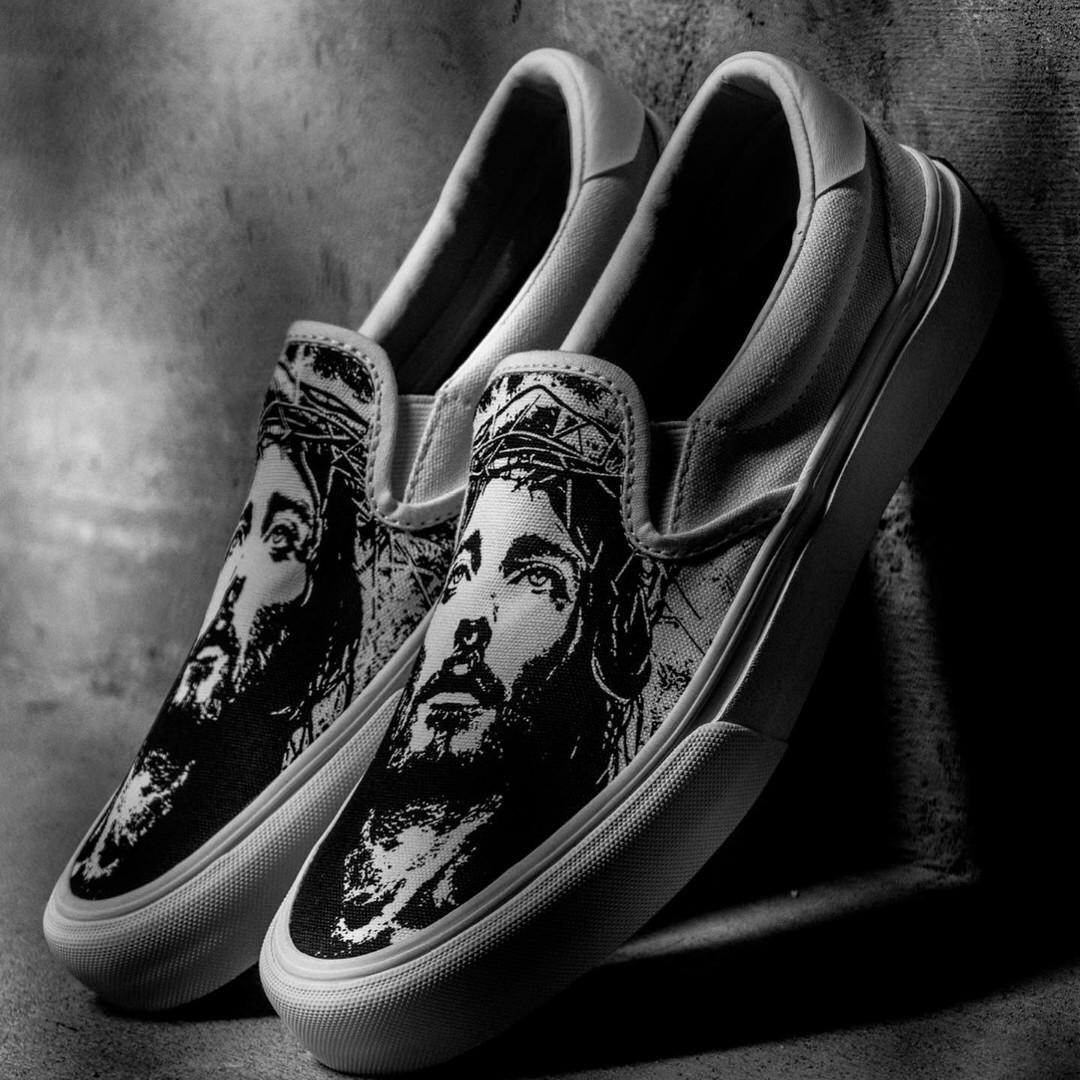 STRAYE FOOTWEAR "JESUS CHRIST" VENTURA WHITE SLIPS, Men's Fashion