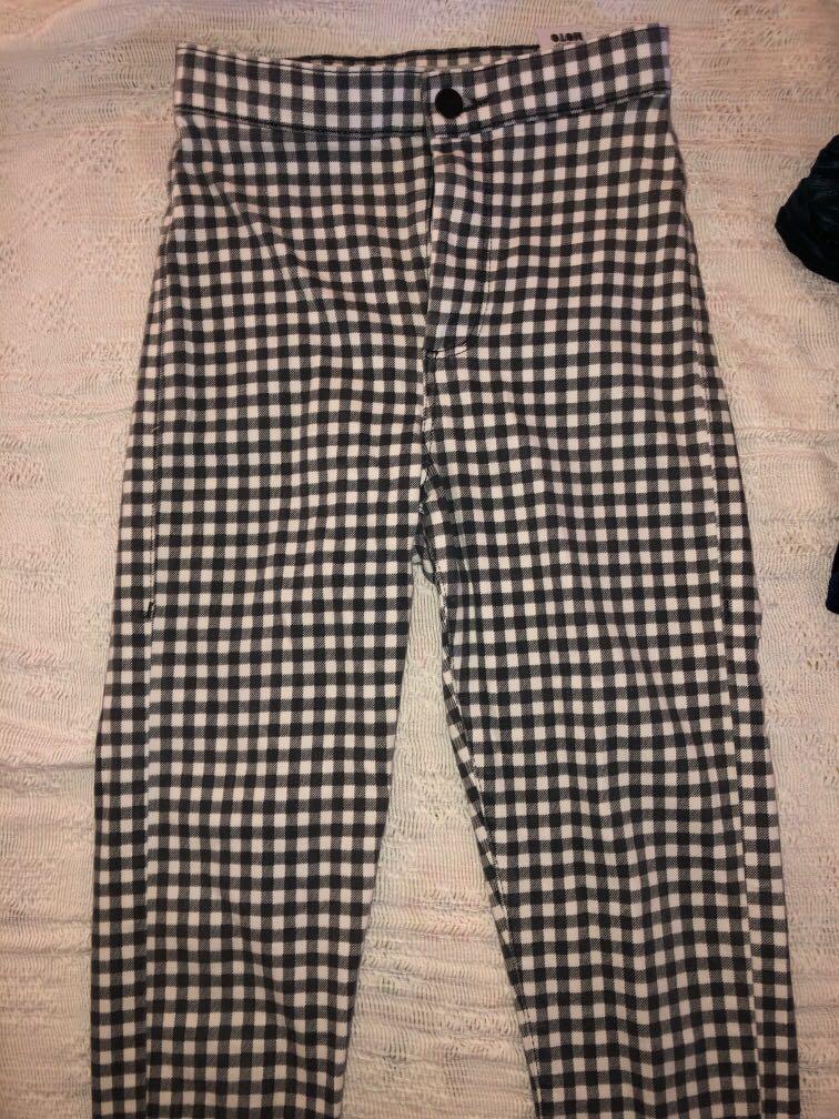Top shop checkered skinny jeans (Category: Other Bottoms) located in Muntinlupa City. Submitted by geepee21 (Listing ID 1003889739, Image 1). Description: Waist 26 Length 32 8/10 condition .