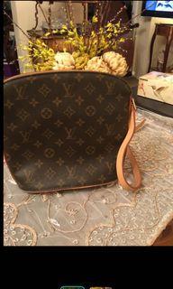 Lv cross body.  Amazing quality.   Asking $120