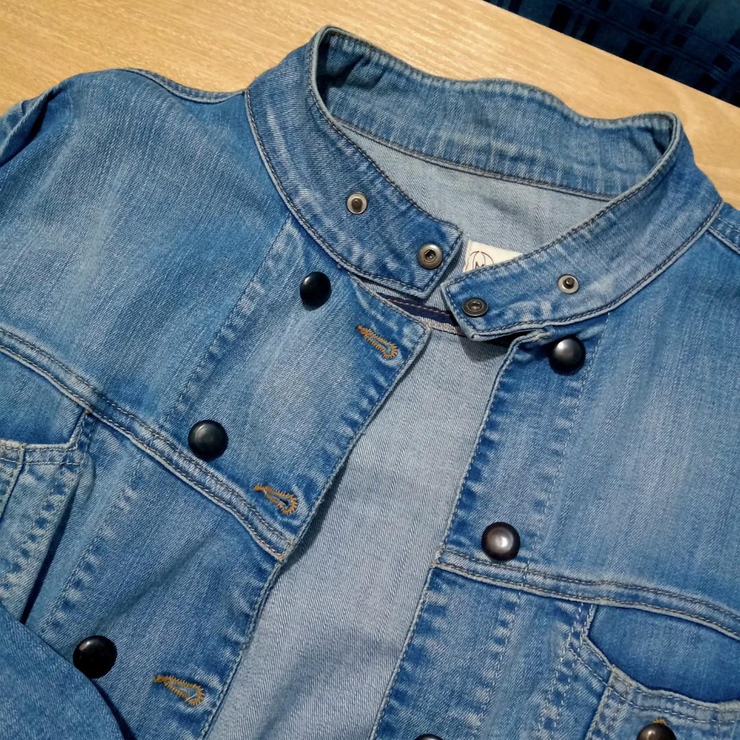 Mango lightweight denim jacket (Category: Coats, Jackets and Outerwear) located in Calasiao. Submitted by matrona (Listing ID 1007647049, Image 1). Description: Lightweight denim Pwedeng pwede gamitin kahit tirik ang araw♥️ S-Semi l One day reservation only..
