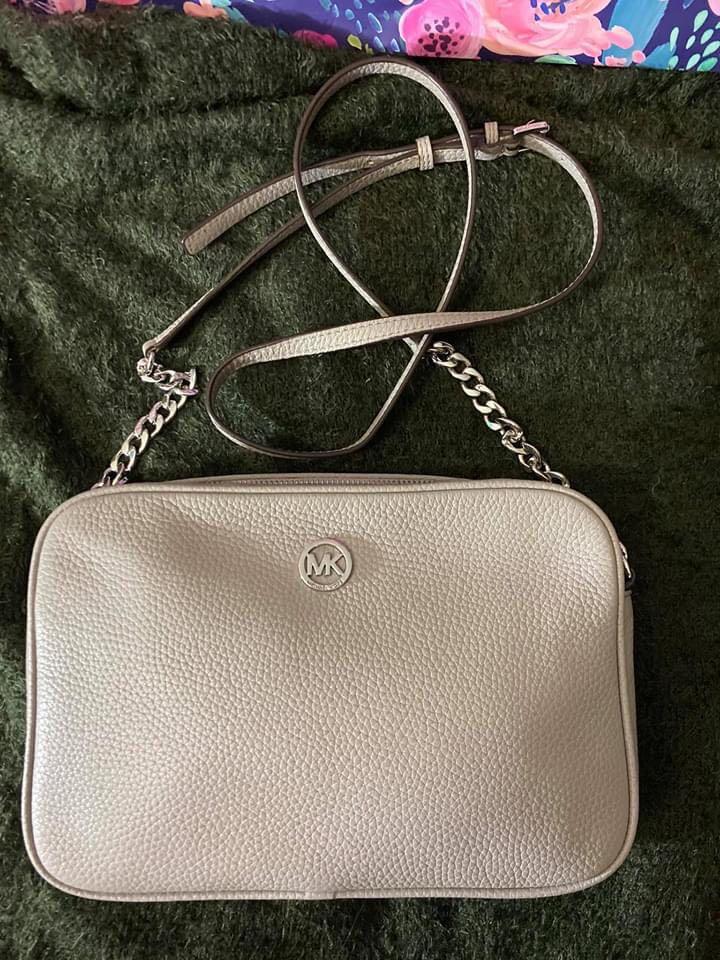 Michael Kors Fulton Large Pebbled Leather Crossbody, Women's Fashion, Bags  & Wallets, Cross-body Bags on Carousell