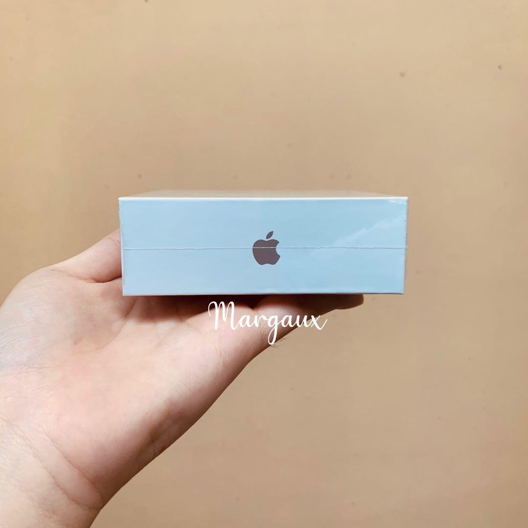 AirPods 2 Wired Charging Case (Category: Portable Audio Accessories) located in Mandaluyong City. Submitted by lady.lannister (Listing ID 1007904882, Image 2). Description: Brand new and sealed Original 💯 Price is Fixed With 1 Year Apple Warranty No to low ballers 🙅‍♀️.
