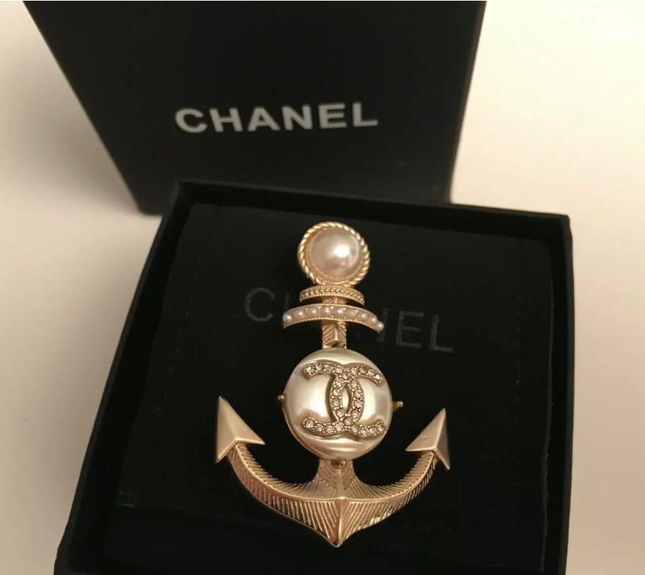 Chanel pearl anchor brooch, Women's Fashion, Jewelry & Organisers, Brooches  on Carousell