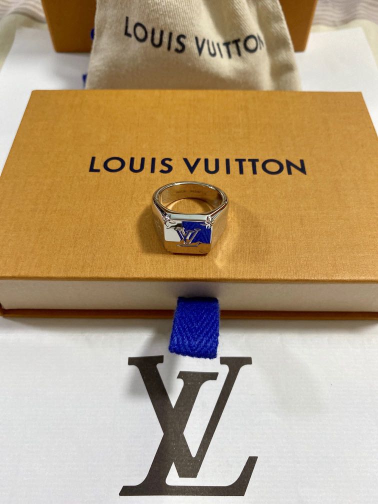 Maori Rejsende udløb Louis Vuitton Silver Monogram Signet Ring, Luxury, Accessories on Carousell