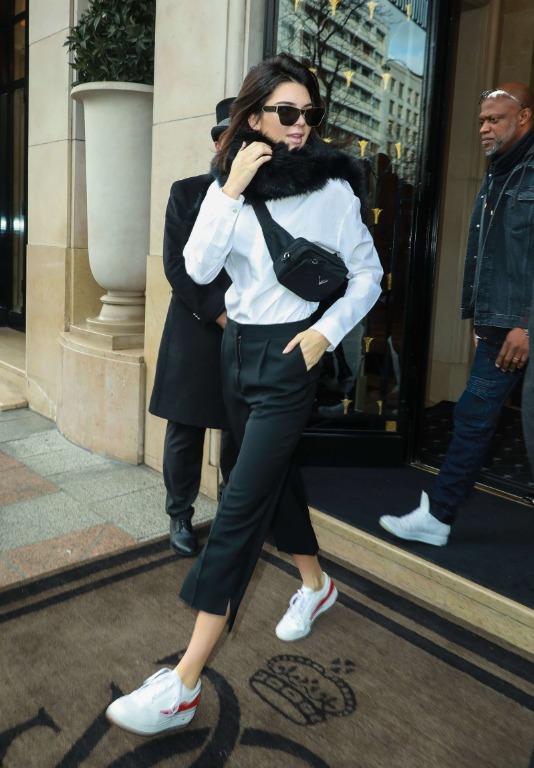Kendall jenner prada belt bag 2025