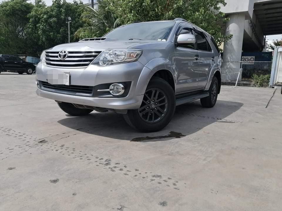 Toyota fortuner black onyx