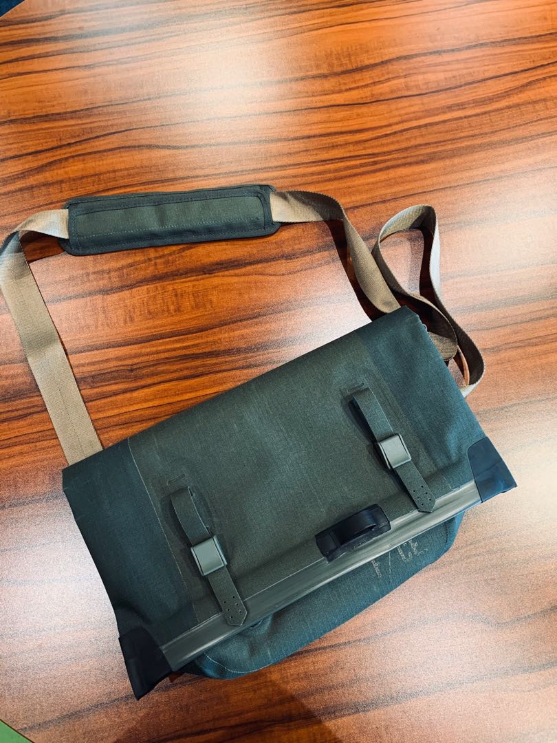 日牌F/CE. 全防水斜孭袋NO SEAM SHOULDER BAG, 男裝, 袋, 腰袋、手提袋 