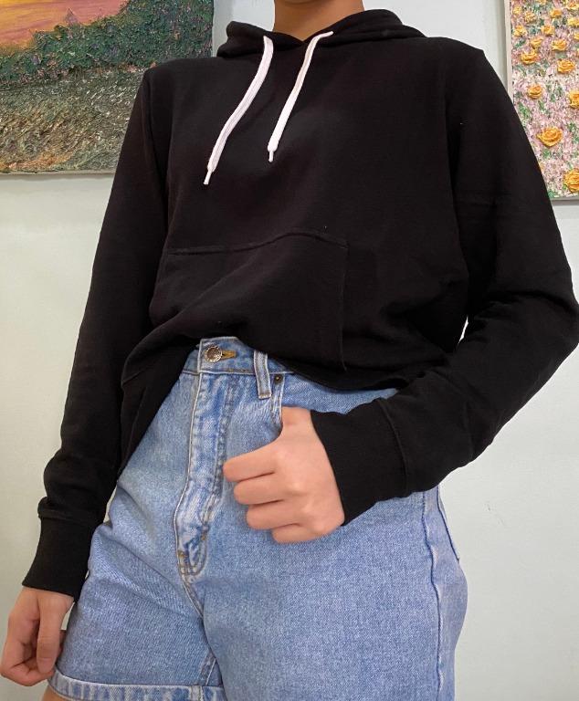 H&M Longsleeve Black Hoodie (Category: Longsleeves) located in Cainta. Submitted by red_umbrella (Listing ID 1008246151, Image 1). Description: Fits sizes S-M No flaws Good condition Slightly used Specific Measurements: L-23" W-21" #carouswitch.