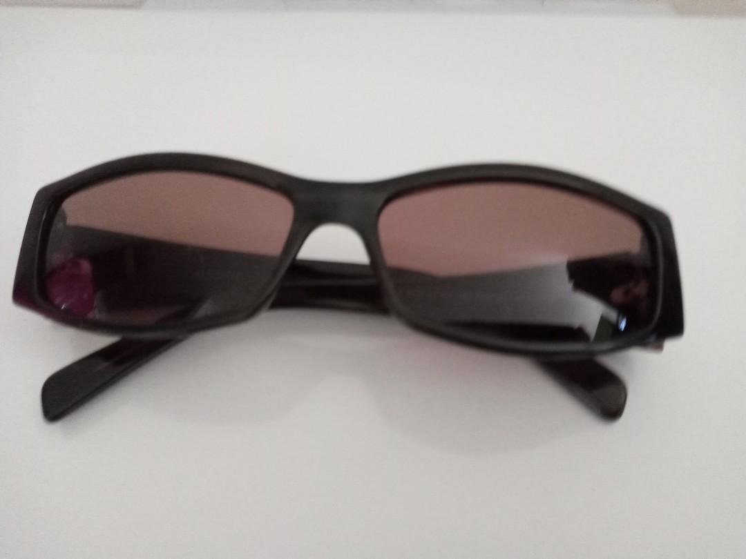 Rectangular Gucci Sunglass (Category: Sunglasses & Eyewear) located in Singapore. Submitted by ros2006 (Listing ID 1008278504, Image 3). Description: 100% Authentic Gucci I bought at Sunglasses Shop quite long.. Box,Cover,Cards already throw away... I selling because wanna to change Model Trade in consider.