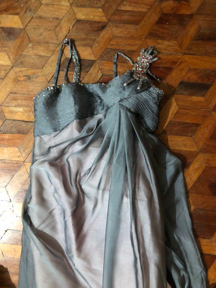 Silver Party Prom Wedding Gown (Category: Evening dresses & gowns) located in Las Pinas. Submitted by labellaizzy (Listing ID 1008302507, Image 1). Description: Issues: yellow stains inside but removable when washed.