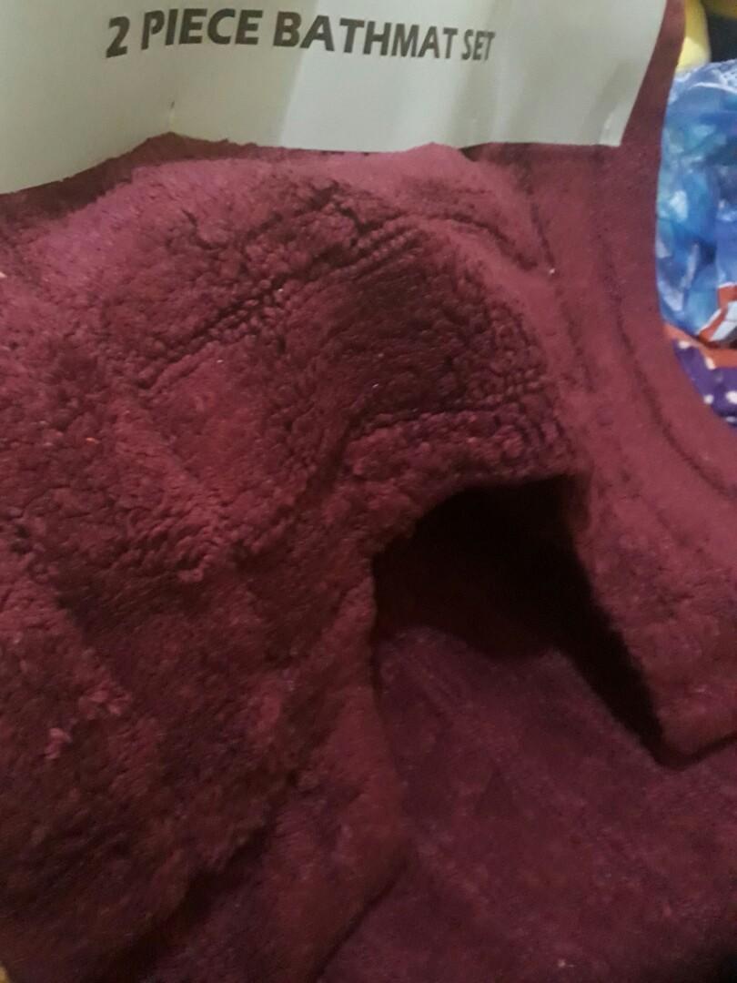 2 piece bathmat set (Category: Bathroom & Kitchen Fixtures) located in Taguig. Submitted by verdandi (Listing ID 1008436833, Image 2). Description: Selling a 2 piece bathmat set from home centre. I bought it when I was in Saudi a few years back for 49sr, roughly 650php today. Na store lang talaga sya ng matagal, so it has that "storage smell" so please set your expectations, kayo na bahala maglaba. 😁 Lakas maka sosyal sa banyo. ❤ Brand new. RFS 