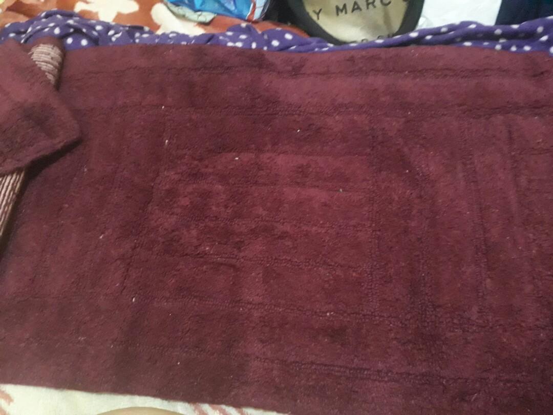2 piece bathmat set (Category: Bathroom & Kitchen Fixtures) located in Taguig. Submitted by verdandi (Listing ID 1008436833, Image 3). Description: Selling a 2 piece bathmat set from home centre. I bought it when I was in Saudi a few years back for 49sr, roughly 650php today. Na store lang talaga sya ng matagal, so it has that "storage smell" so please set your expectations, kayo na bahala maglaba. 😁 Lakas maka sosyal sa banyo. ❤ Brand new. RFS 
