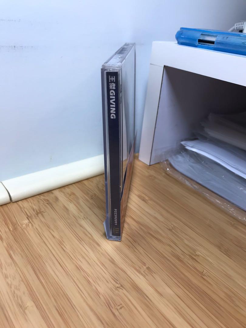 王傑 giving 2cd 碟淺痕 附側紙, 興趣及遊戲, 音樂樂器 & 配件, 音樂與媒體 - CD 及 DVD - Carousell