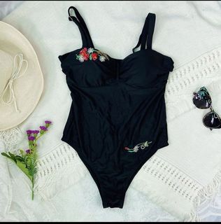 (Category: ) located in . Submitted by lovinglyyourscloset (Listing ID 1008556945, Image 1). Description: .