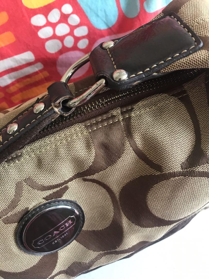 Coach hobo bag (Category: Purses & Pouches) located in San Juan City. Submitted by bhingo (Listing ID 1008419211, Image 2). Description: No flaws only sign of minimal usage Cloth with patent leather trimmings.