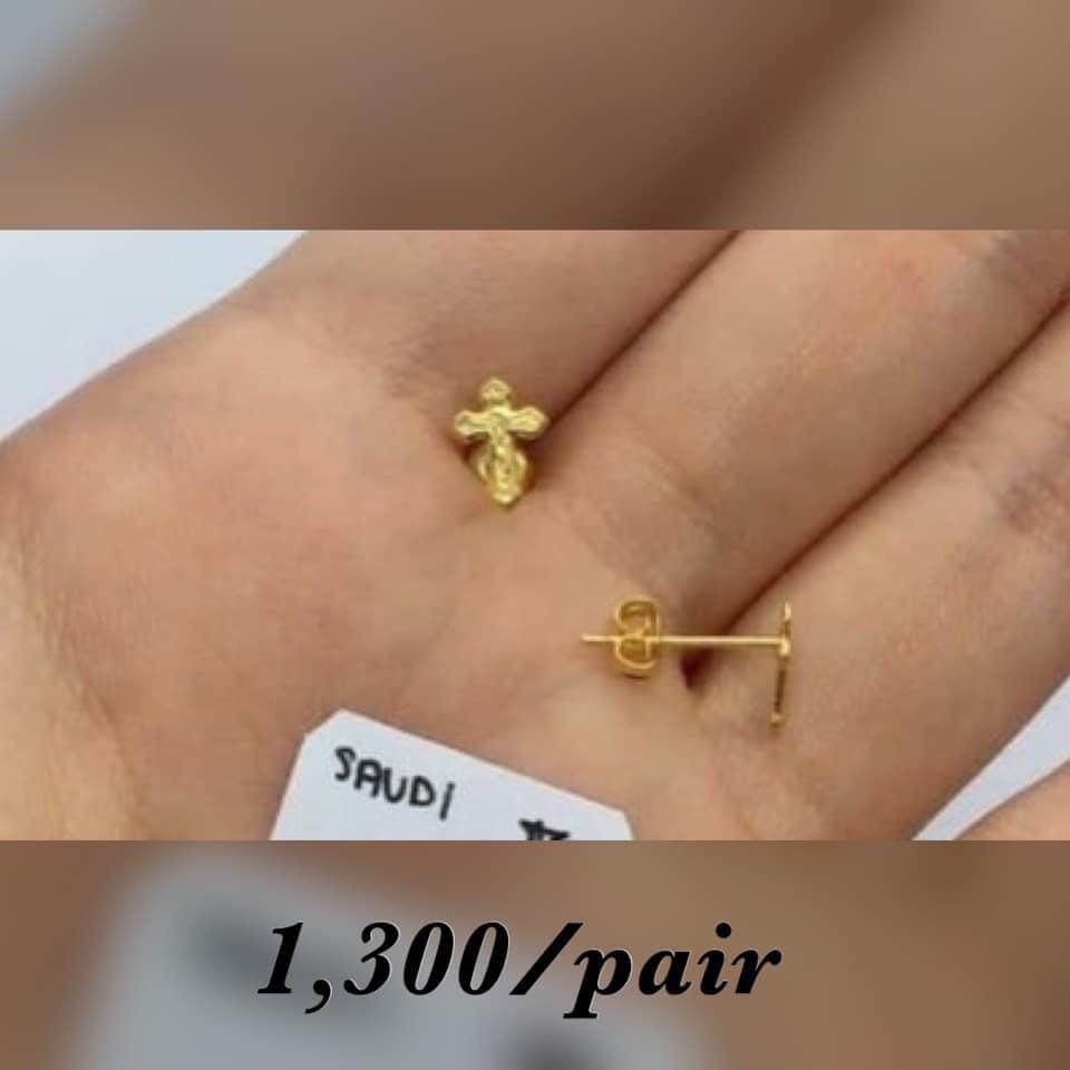 Earings Gold Pair (Category: Luxury Accessories) located in Pasay City. Submitted by bugays (Listing ID 1008594781, Image 1). Description: Note: for shipping not onhand ❌ ayaw sa demand ng demand hindi naman bibili. ❌ Ayaw sa joy joy joy to the world or bogus buyers.