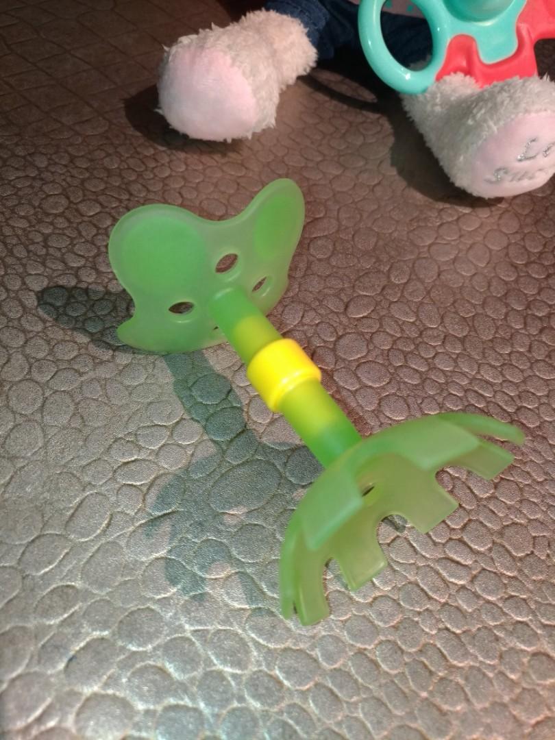 日本貝親Pigeon固齒器6m+( 綠色小花/ 花瓣搖鈴固齒器), 親子用品, 嬰幼兒玩具在旋轉拍賣