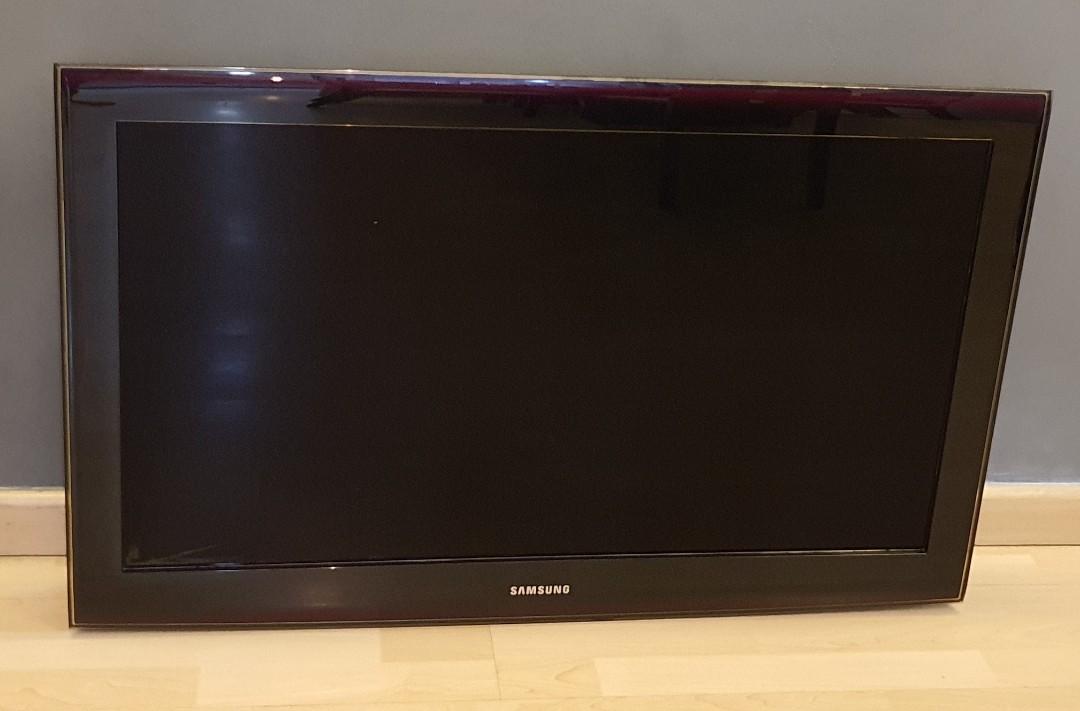 Samsung TV 40 inches with wall mount and table top stand, TV & Home