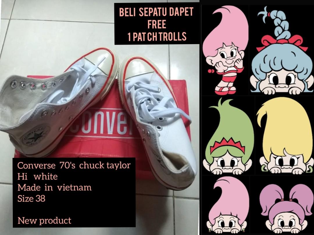 red velvet trolls converse