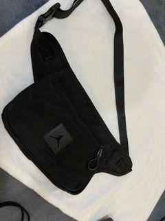 【NIKE 耐吉】JORDAN CLOOABORATOR 腰包 斜背包 飛人 黑色(9A0331-023)