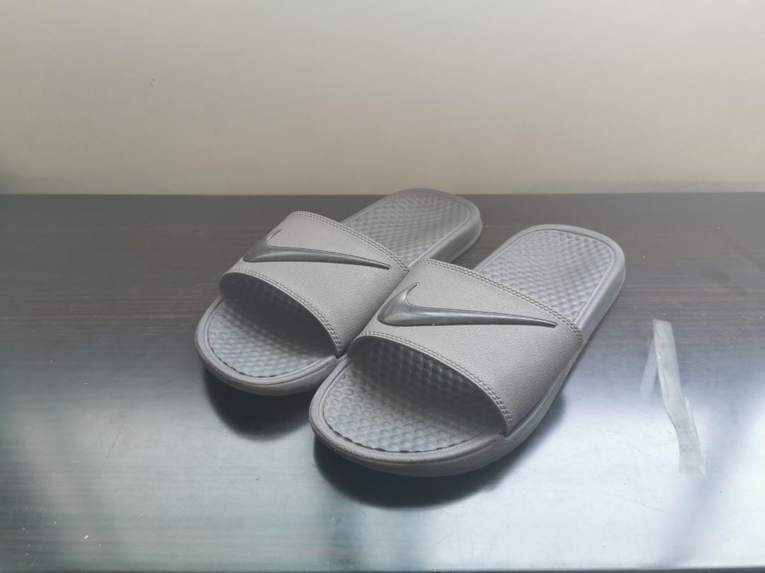 nike slidders