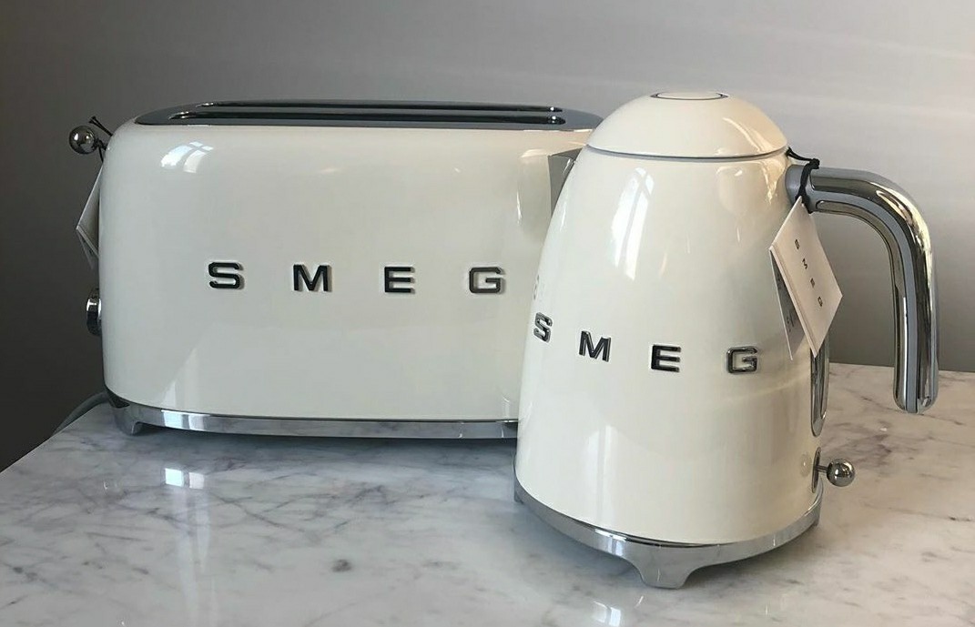 https://media.karousell.com/media/photos/products/2020/5/25/pre_order_smeg_kettle_and_toas_1590400576_cf87173f.jpg