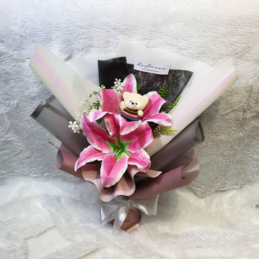 Sale Bouquet Buket Bunga Palsu Artificial Murah Free Boneka Doll Desain Kerajinan Tangan Barang Aksesoris Kerajinan Di Carousell Buket bunga di cv florist indonesia toko bunga online king menyediakan berbagai macam buket bunga untuk anda. sale bouquet buket bunga palsu artificial murah free boneka doll