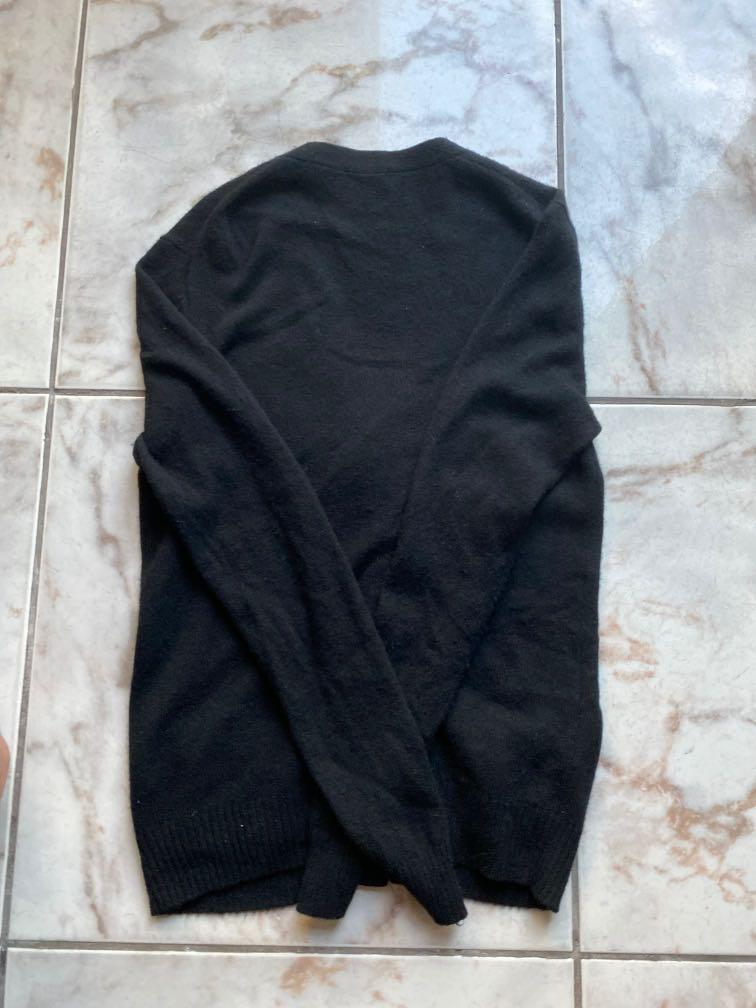Uniqlo black cardigan (Category: Coats, Jackets and Outerwear) located in Quezon City. Submitted by mkpants (Listing ID 1008755442, Image 3). Description: Uniqlo black cardigan Size medium Slightly used #carouswitch .