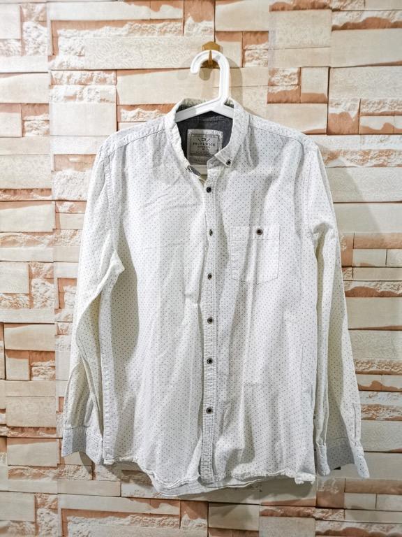 Cotton On Long Sleeves Polo (Category: Formal Shirts) located in Marikina City. Submitted by justylebasics (Listing ID 1009028601, Image 1). Description: Cotton On Long Sleeves Polo •Medium Payment through GCASH/BPI Online Transfer/Bank Deposit Can ship through Grab Express and Lalamove c/o buyer .