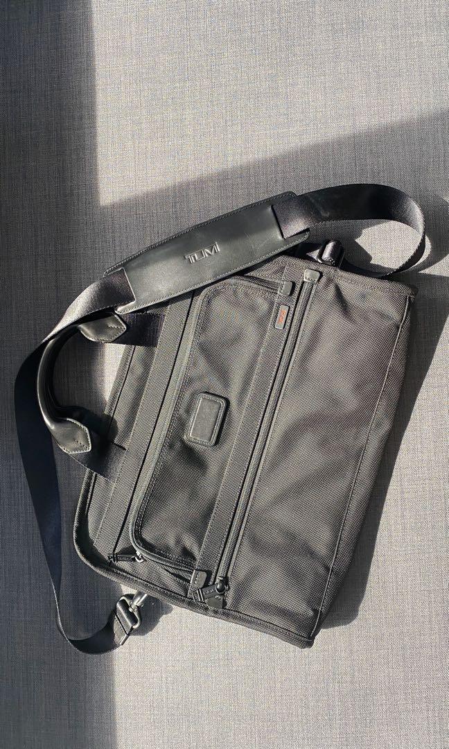 Tumi Alpha Slim Deluxe 2 Ballistic Nylon Messenger Like New