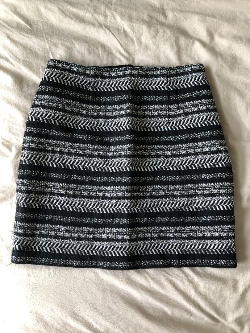 XS Ever New Skirt (Category: Skirts) located in Quezon City. Submitted by secondbloomcollection (Listing ID 1008946331, Image 1). Description: Good condition, worn only a couple of times. Good quality fabric, flattering even for petite or average height ladies. Price is low and haggling will be declined. Length of garment - 15.5 inches.