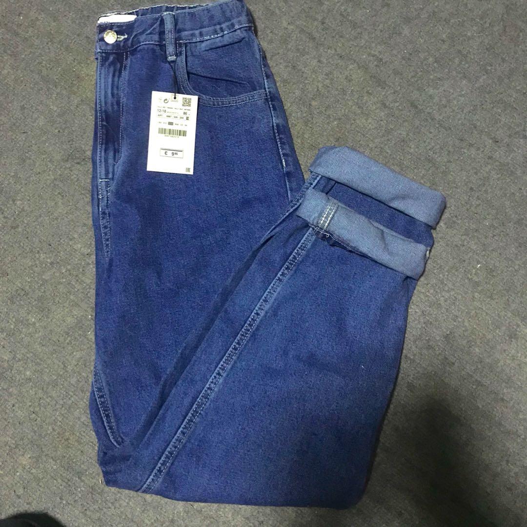 ZARA Mom Jeans (Category: Jeans) located in Manila. Submitted by shineeeeeeeee (Listing ID 1009071857, Image 2). Description: 2 sizes available 26-27 27-28 #carouswitch.