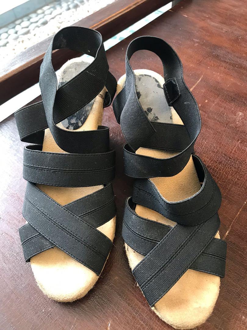 Aerosoles (Category: Sandals) located in Cainta. Submitted by mega_salestuff (Listing ID 1009172735, Image 3). Description: #makethebest1 Aerosoles with strechable straps Faded upper soles but still in good condition!.