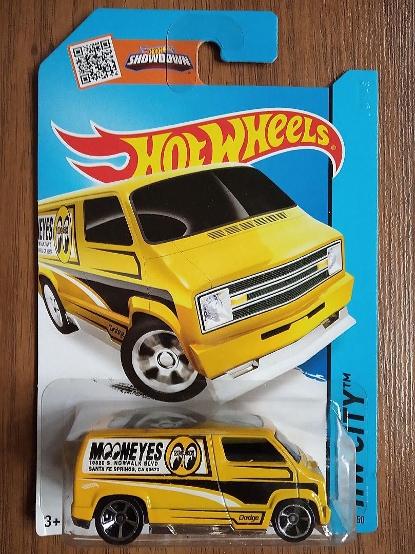 Custom '77 Dodge Van - Mooneyes Yellow 