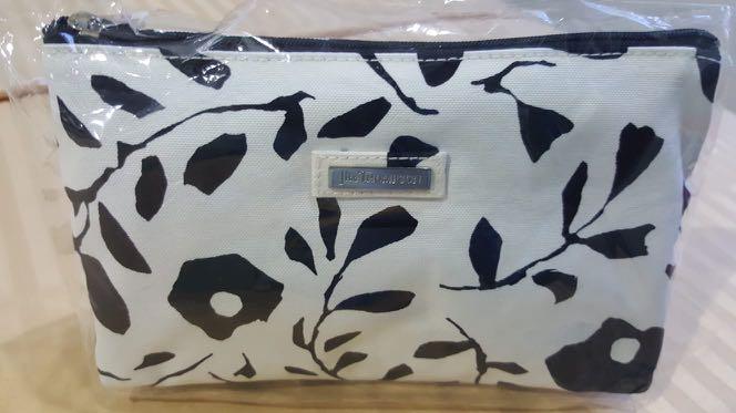 Jim Thompson Cosmetic and Make-up Bag (Category: Purses & Pouches) located in Singapore. Submitted by wasislos (Listing ID 1009151906, Image 1). Description: Brand new set. Self collect at Seller’s flat or delivery can be arranged at approx. $10.00 or less depending on location..
