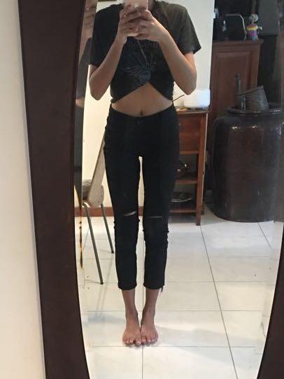 black skinny jeans with rips in the knees