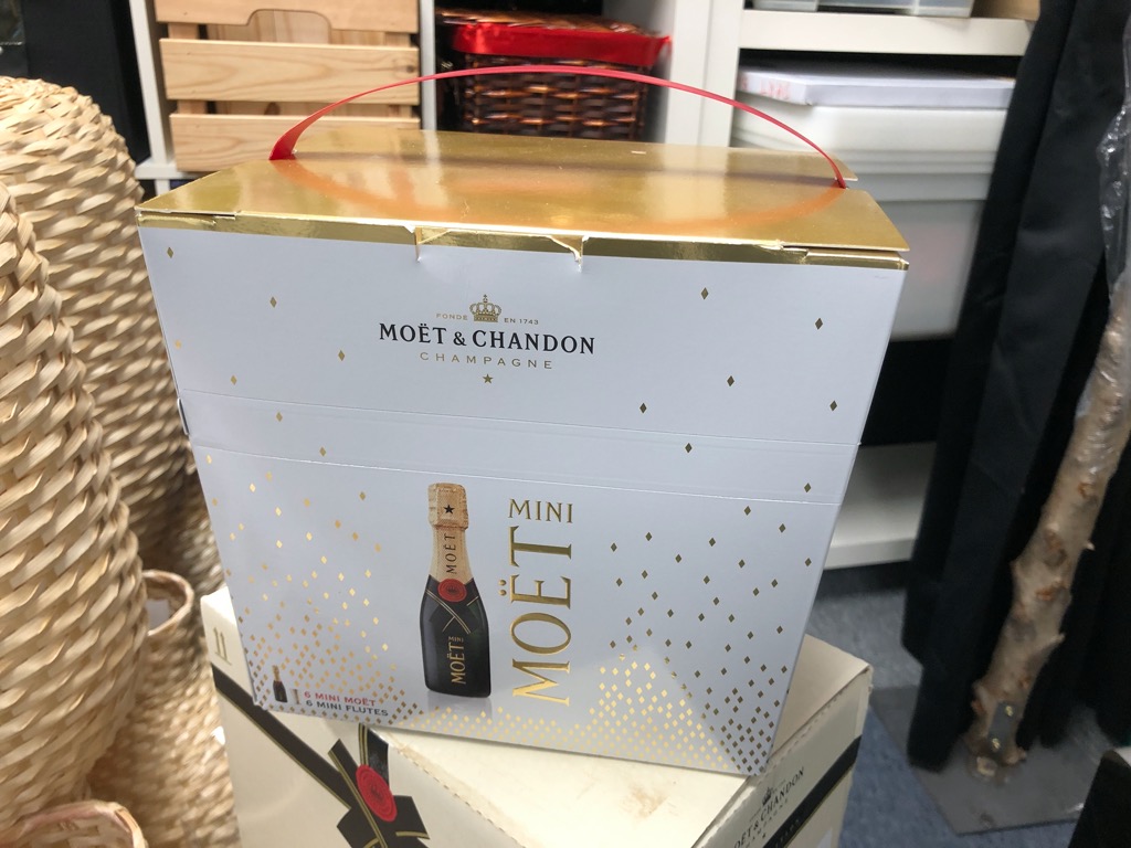 Mini Moet & Chandon Imperial Champagne 6x 20cl + 6 Flutes Gift Set -  DrinkSupermarket