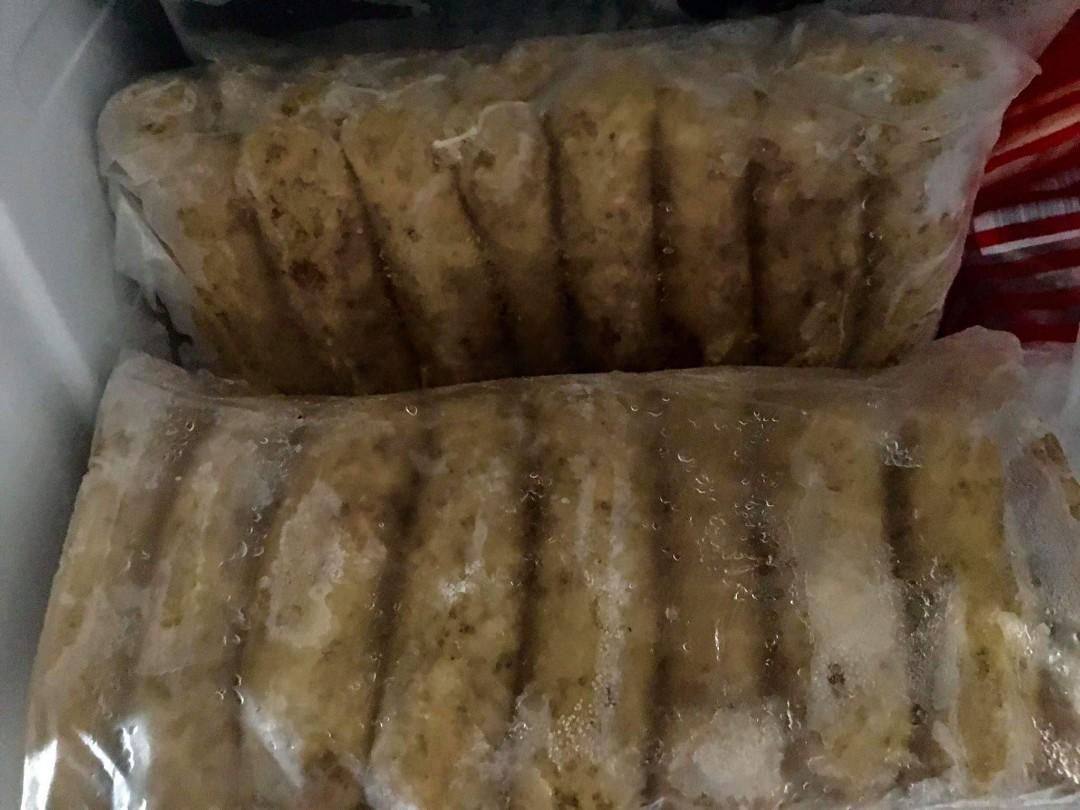 Pre-order Calumpit Garlic Longganisa (Category: Local Eats) located in Quezon City. Submitted by watyouget (Listing ID 1009121809, Image 1). Description: original homemade calumpit longganisa. for pre-order. cut-off Thurs available Friday.