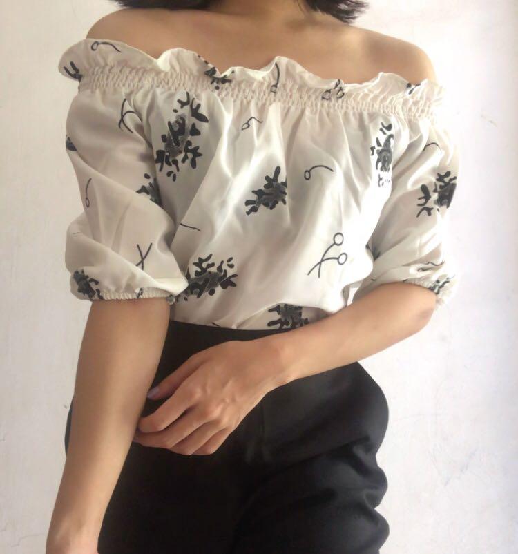 Baju Sabrina Putih Motif Bunga Fesyen Wanita Pakaian Wanita Atasan Di Carousell